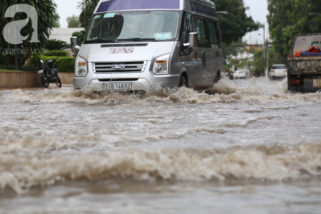 Khu biệt thự ở Sài Gòn ngập nặng sau mưa, trẻ em trường quốc tế được bố mẹ cõng trên vai lội nước về nhà - Ảnh 16.