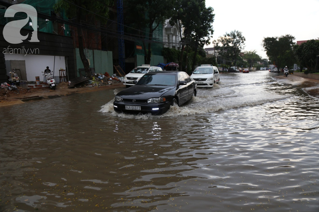 Khu biệt thự ở Sài Gòn ngập nặng sau mưa, trẻ em trường quốc tế được bố mẹ cõng trên vai lội nước về nhà - Ảnh 17.