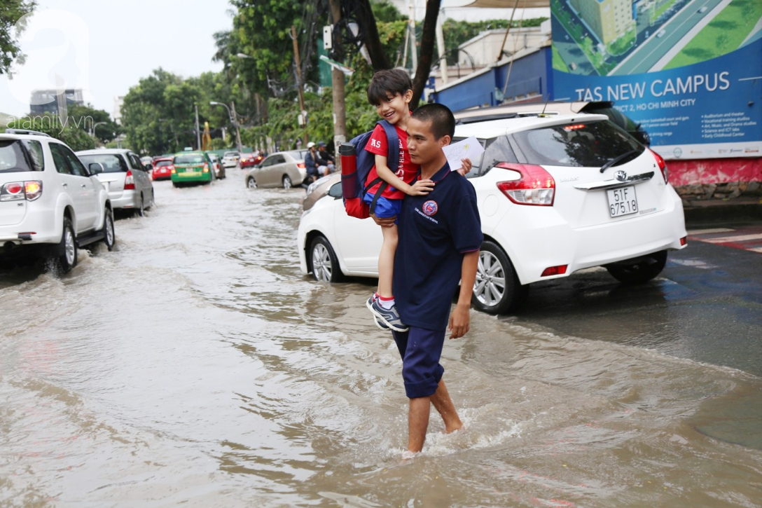 Khu biệt thự ở Sài Gòn ngập nặng sau mưa, trẻ em trường quốc tế được bố mẹ cõng trên vai lội nước về nhà - Ảnh 4.