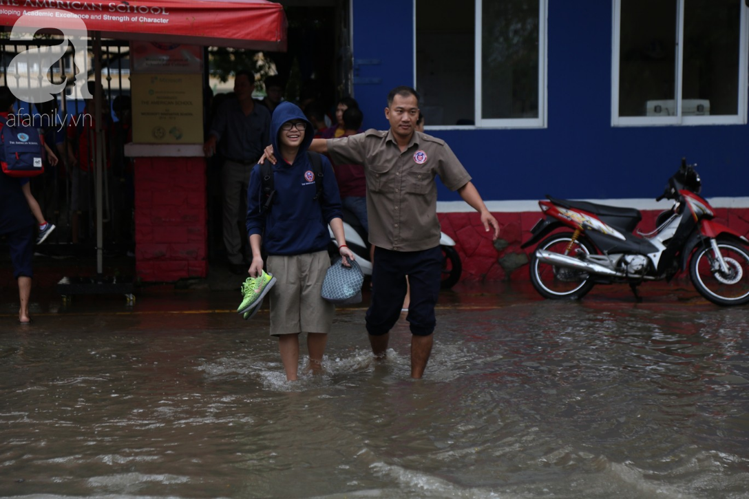 Khu biệt thự ở Sài Gòn ngập nặng sau mưa, trẻ em trường quốc tế được bố mẹ cõng trên vai lội nước về nhà - Ảnh 5.