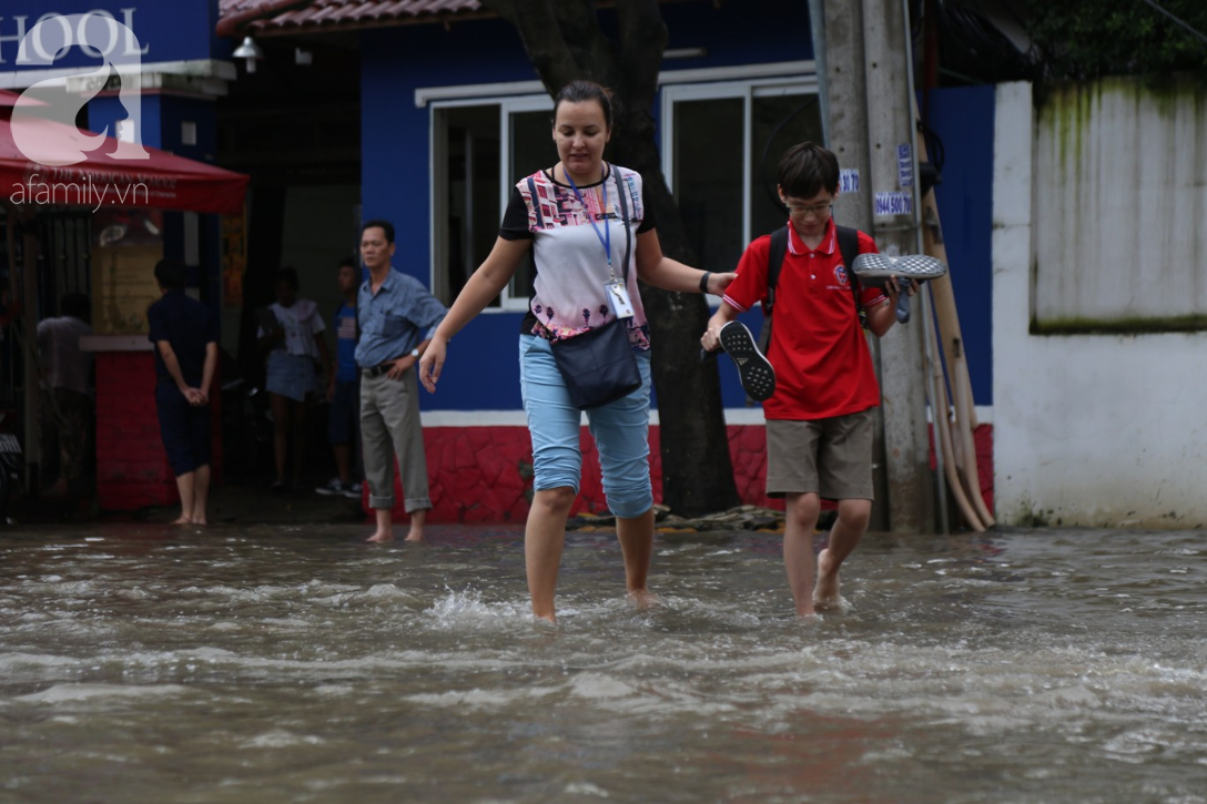 Khu biệt thự ở Sài Gòn ngập nặng sau mưa, trẻ em trường quốc tế được bố mẹ cõng trên vai lội nước về nhà - Ảnh 6.