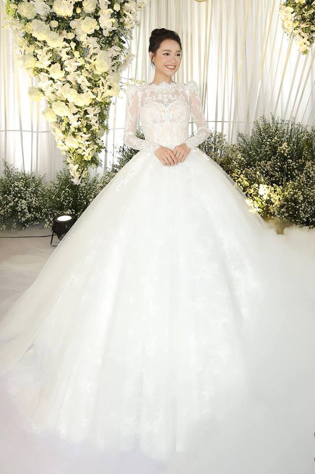 Để ý mới thấy, váy cưới của Nhã Phương trông cũng hao hao váy cưới của Hoa hậu Đặng Thu Thảo - Ảnh 1.