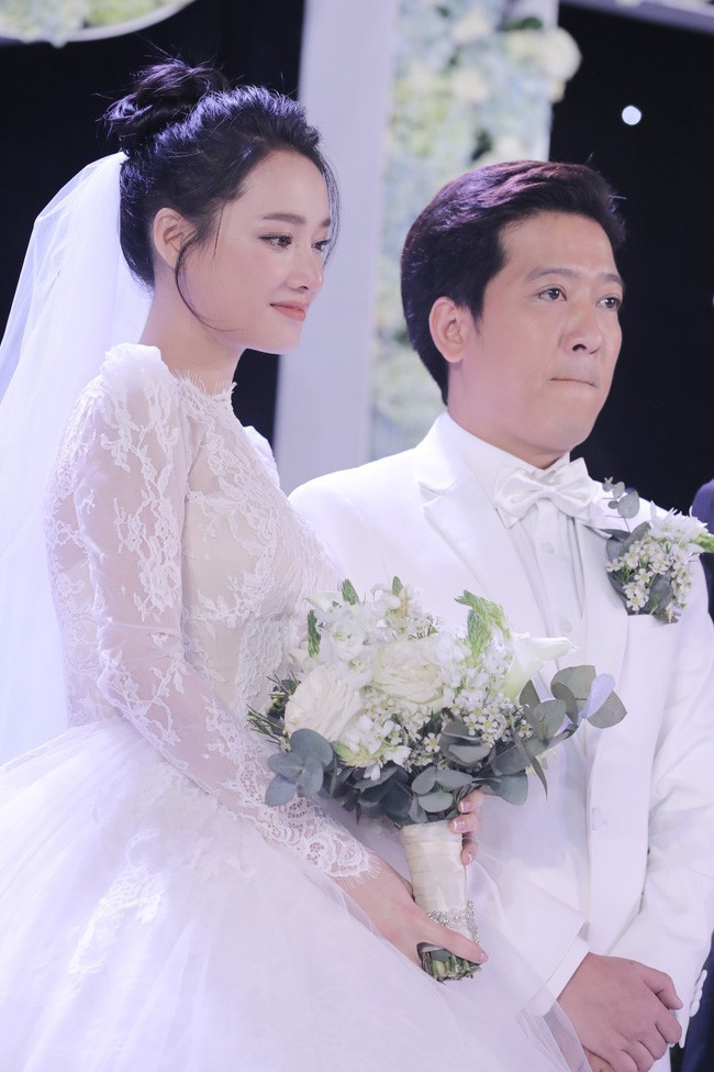 Để ý mới thấy, váy cưới của Nhã Phương trông cũng hao hao váy cưới của Hoa hậu Đặng Thu Thảo - Ảnh 3.