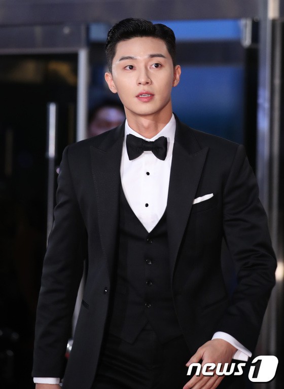 Park Seo Joon diện vest bảnh bao một mình lẻ bóng trên thảm đỏ  Seoul Drama Awards, cư dân mạng gọi tên Thư ký Kim Park Min Young - Ảnh 1.