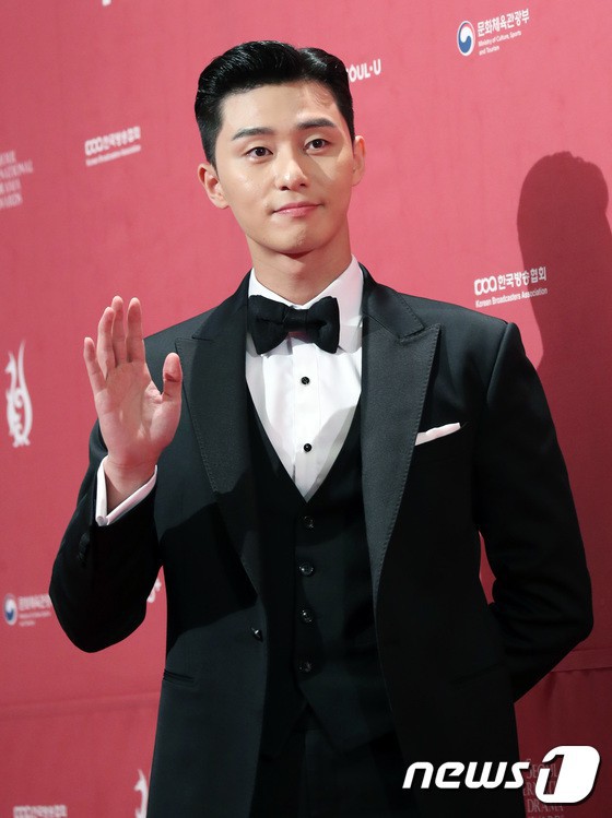 Park Seo Joon diện vest bảnh bao một mình lẻ bóng trên thảm đỏ  Seoul Drama Awards, cư dân mạng gọi tên Thư ký Kim Park Min Young - Ảnh 2.