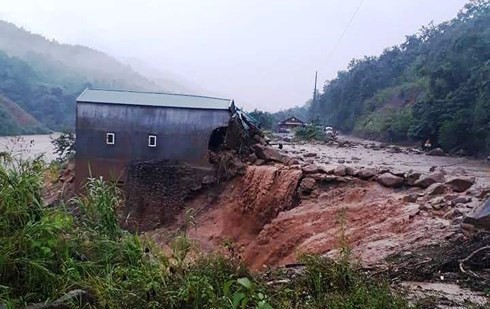 Lũ quét ập xuống bất ngờ, người dân ở Lai Châu chạy tán loạn - Ảnh 4.