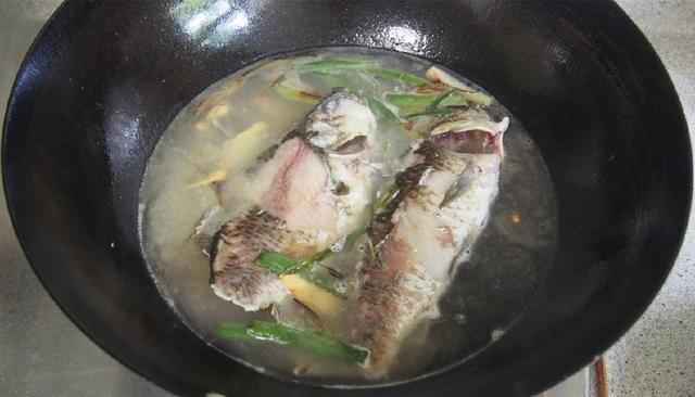Đầu bếp nhà hàng 40 năm tiết lộ: Khi nấu cá, chú ý đến 3 điểm này để thịt cá thơm mềm bổ dưỡng, không nát không tanh - Ảnh 3.