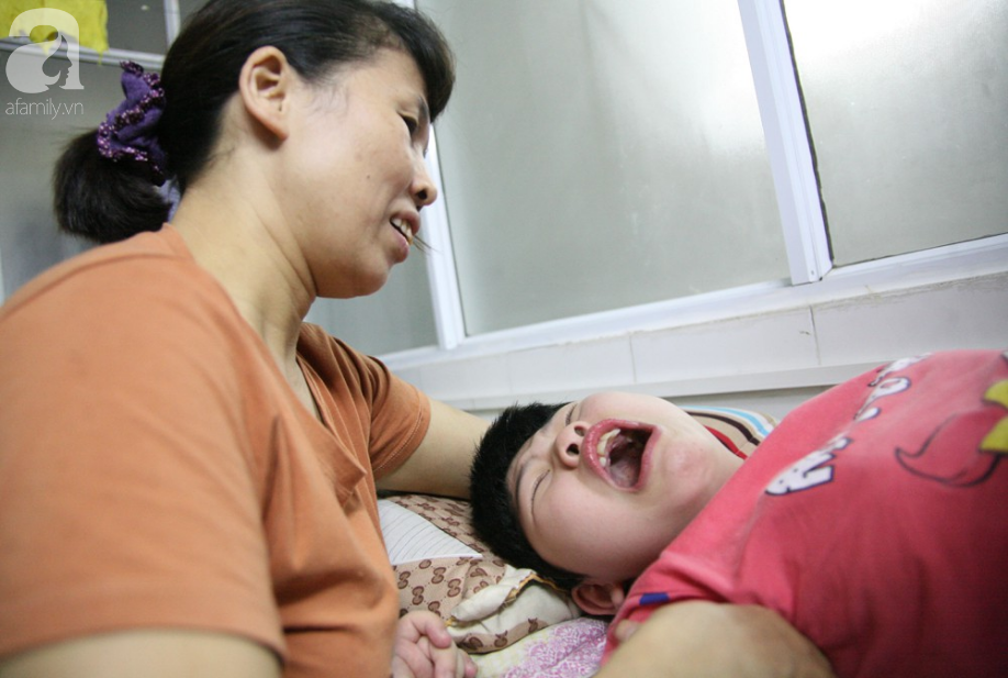 Hà Nội: Tiếng thét xé lòng của bé gái 10 tuổi bị bại não, thích nghe nhạc vàng trong căn phòng nhỏ ở bệnh viện - Ảnh 2.