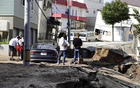 Hai người chết, hơn 30 người mất tích trong trận động đất tại Hokkaido - Ảnh 1.