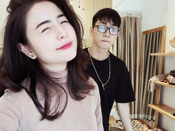 Selfie vội cùng chồng, vậy mà Nam Thương vẫn khiến cả ngàn người rớt tim vì quá xinh - Ảnh 1.