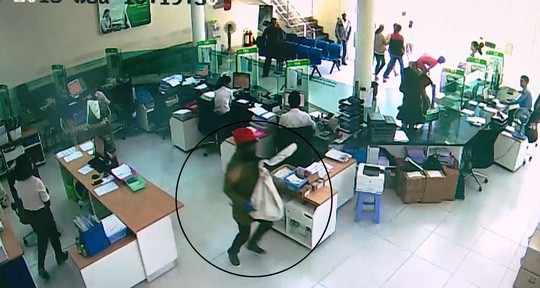 Vụ cướp ngân hàng ở Khánh Hòa: Ai để cướp bịt mặt vào ngân hàng? - Ảnh 1.