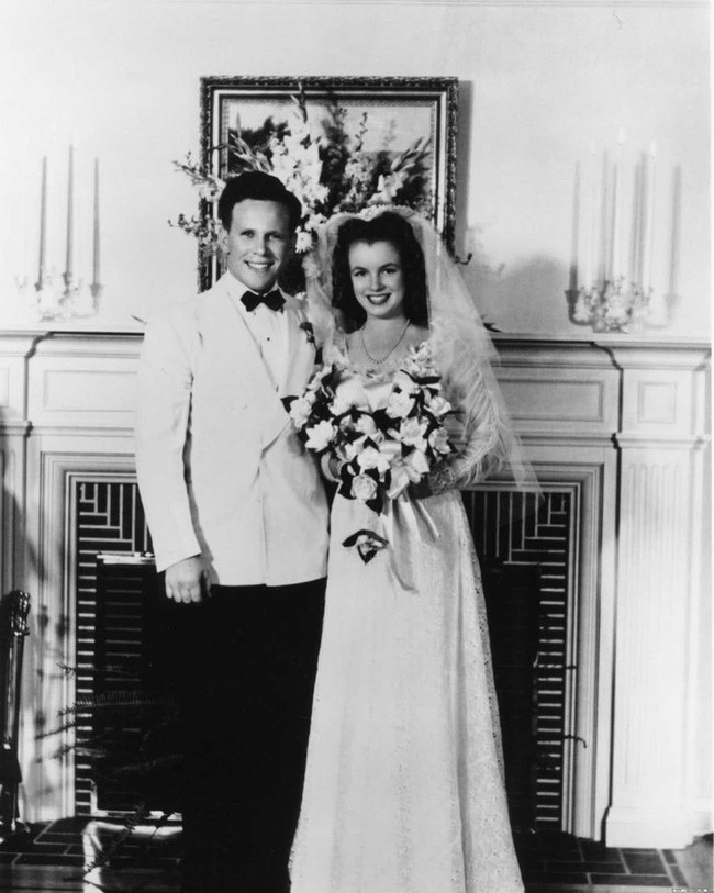 Ảnh cưới hiếm hoi của Marilyn Monroe và người chồng đầu tiên trong cuộc hôn nhân chớp nhoáng năm 16 tuổi - Ảnh 1.