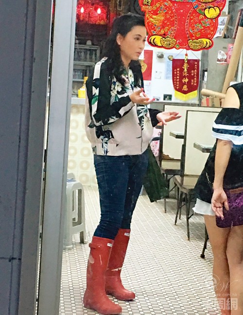 Kết cục cay đắng của Hoa hậu hám đại gia: Bị người tình ruồng bỏ, phải đi bán cá mưu sinh - Ảnh 9. Kết cục cay đắng của Hoa hậu hám đại gia: Bị người tình ruồng bỏ, phải đi bán cá mưu sinh - Ảnh 9.