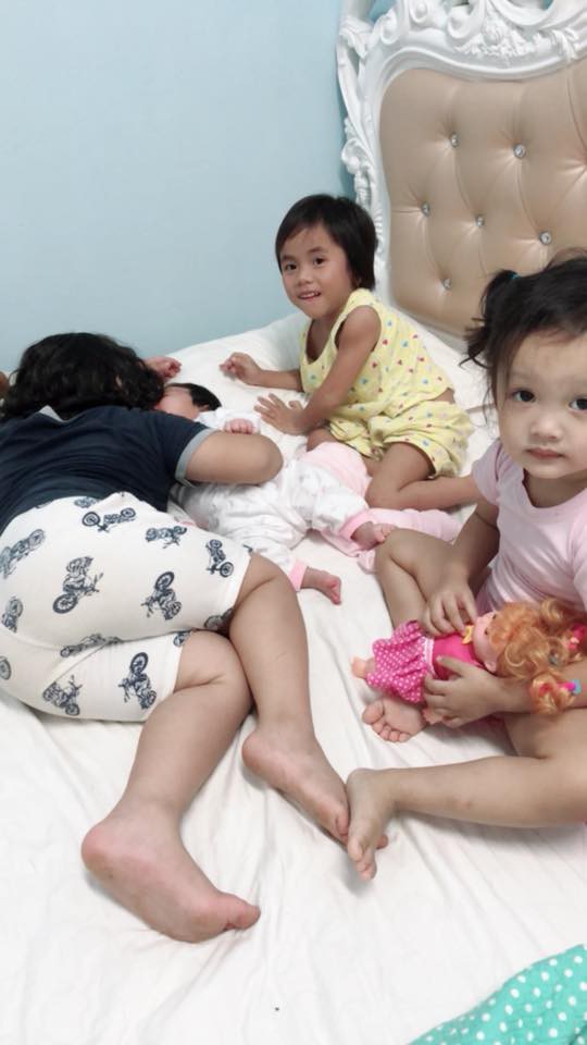 Sau 9 tháng ở với mẹ nuôi, em bé Mường Lát tật nguyền ngày nào đã được đi học chữ, ngày càng lanh lợi đáng yêu - Ảnh 6. Sau 9 tháng ở với mẹ nuôi, em bé Mường Lát tật nguyền ngày nào đã được đi học chữ, ngày càng lanh lợi đáng yêu - Ảnh 6.