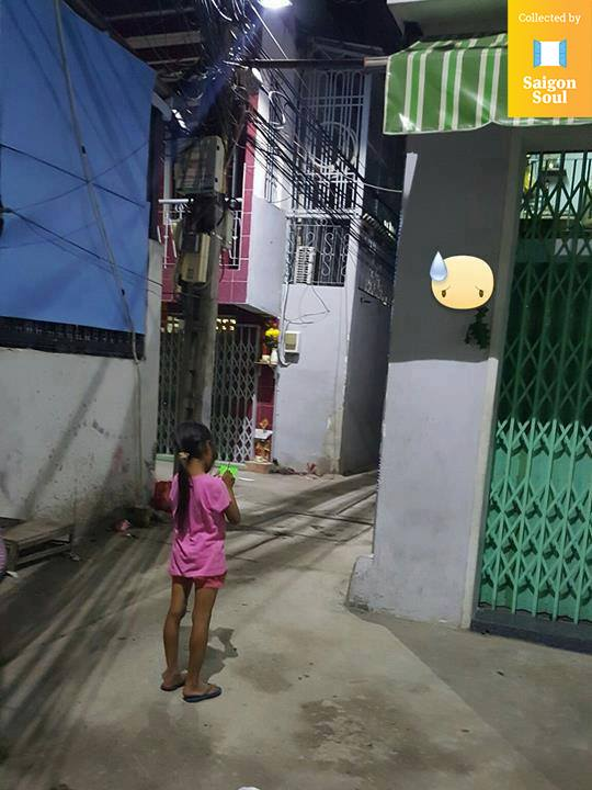 Xúc động câu chuyện về bé gái bán vé số mù chữ, đứng lặng im trong con hẻm lao động bình dân giữa lòng Sài Gòn  - Ảnh 1.