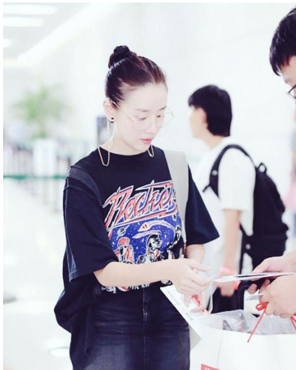Hoàng Hậu Đổng Khiết ăn vận trẻ trung xuất hiện tại sân bay nhưng vẫn không che nổi dấu hiệu tuổi tác - Ảnh 5. Hoàng Hậu Đổng Khiết ăn vận trẻ trung xuất hiện tại sân bay nhưng vẫn không che nổi dấu hiệu tuổi tác - Ảnh 5.