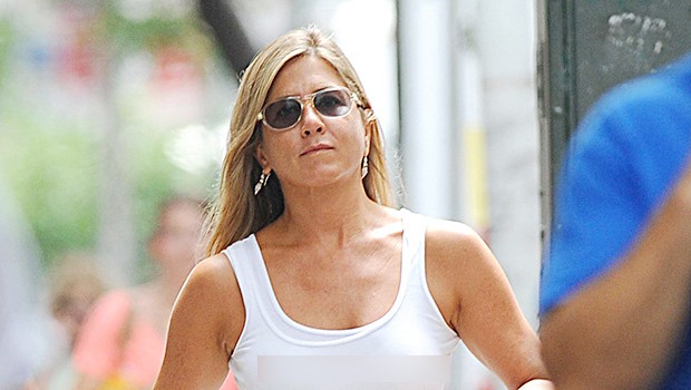 Jennifer Aniston gây chú ý khi diện áo mỏng tang, tự tin khoe vòng 1 trên phố  - Ảnh 2.
