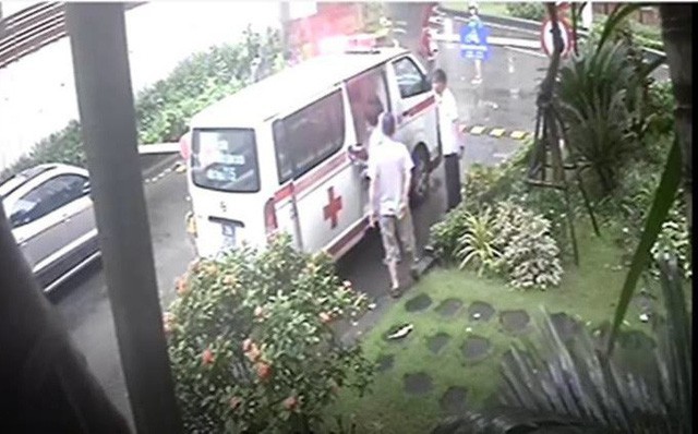 Xôn xao chuyện bảo vệ không cho xe cấp cứu vào chung cư, cư dân đột quỵ tử vong ở Hà Nội - Ảnh 1. Xôn xao chuyện bảo vệ không cho xe cấp cứu vào chung cư, cư dân đột quỵ tử vong ở Hà Nội - Ảnh 1.