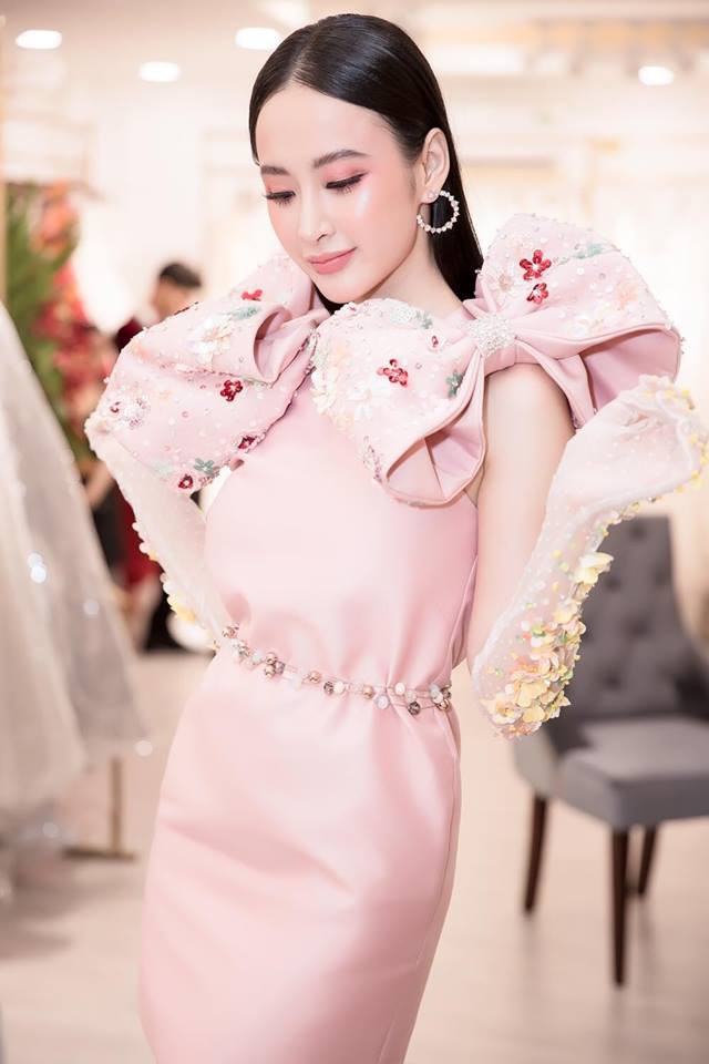 Mặc váy đầm lộng lẫy thôi chưa đủ, phải như Angela Phương Trinh chọn son môi “xuyệt tông” cùng trang phục nữa mới hoàn hảo - Ảnh 2.