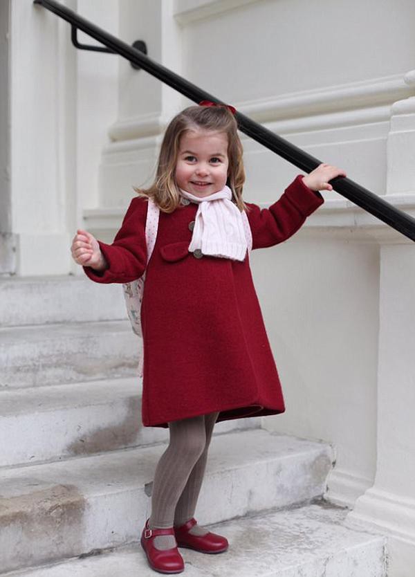 Tiểu Công chúa Charlotte vui tươi trong ngày đầu tiên đến trường mẫu giáo - Ảnh 2.