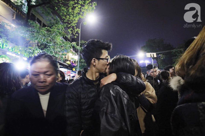 Những nụ hôn ngọt ngào, lãng mạn phát ghen của người Hà Nội trong khoảnh khắc đón năm mới - Ảnh 17.