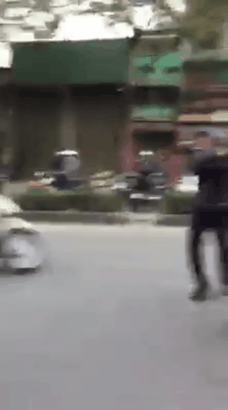 Va chạm giao thông, 2 người đàn ông trung niên lao vào đánh nhau như phim hành động - Ảnh 2.