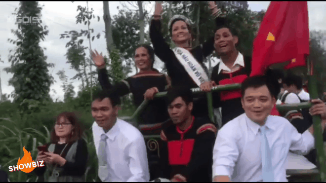 Lần đầu tiên tại Việt Nam: Hoa hậu HHen Niê rơi vương miện vì đi xe công nông  - Ảnh 2.