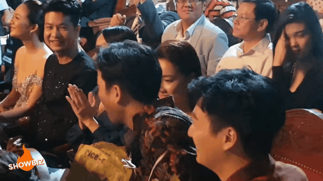 Cái lắc đầu của Nhã Phương và phản ứng của những người ngồi cạnh khi Trường Giang cầu hôn - Ảnh 4. Cái lắc đầu của Nhã Phương và phản ứng của những người ngồi cạnh khi Trường Giang cầu hôn - Ảnh 4.