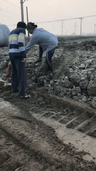 Ăn trộm ngô, bé trai bị chủ ruộng đánh, đấm liên tiếp vào mặt gây phẫn nộ - Ảnh 2. Ăn trộm ngô, bé trai bị chủ ruộng đánh, đấm liên tiếp vào mặt gây phẫn nộ - Ảnh 2.