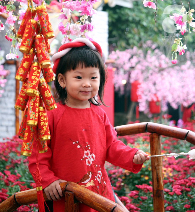 Trẻ nhỏ Hà Nội xúng xính áo dài, được bố mẹ đưa đi chụp ảnh Tết sớm - Ảnh 2.