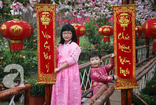 Trẻ nhỏ Hà Nội xúng xính áo dài, được bố mẹ đưa đi chụp ảnh Tết sớm - Ảnh 5.