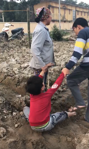 Ăn trộm ngô, bé trai bị chủ ruộng đánh, đấm liên tiếp vào mặt gây phẫn nộ - Ảnh 3. Ăn trộm ngô, bé trai bị chủ ruộng đánh, đấm liên tiếp vào mặt gây phẫn nộ - Ảnh 3.