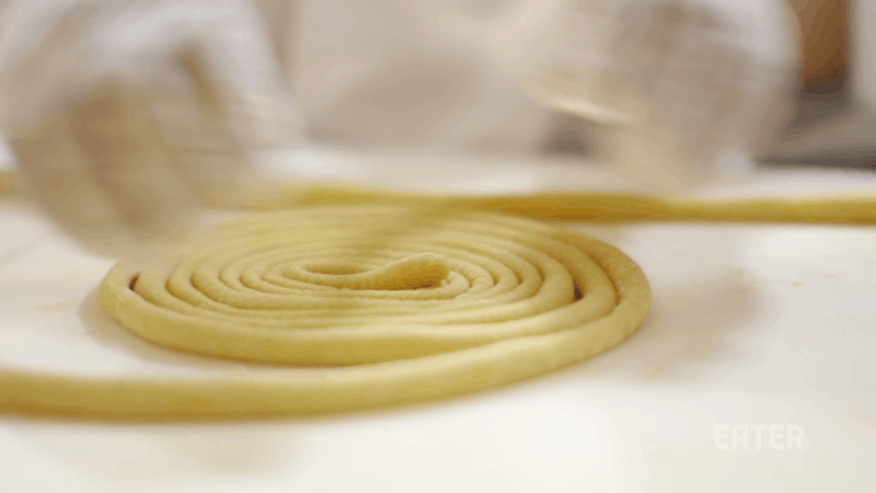 Món mì Ý độc đáo sợi dài hơn 9 mét, chỉ riêng vê sợi đã mất 30 phút - Ảnh 6.