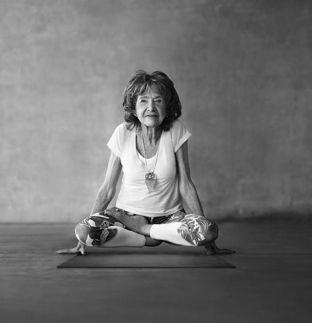 Giáo viên dạy yoga 99 tuổi chia sẻ 3 bí mật già mà dẻo, khỏe, ai nghe qua cũng quá đỗi ngạc nhiên - Ảnh 2.