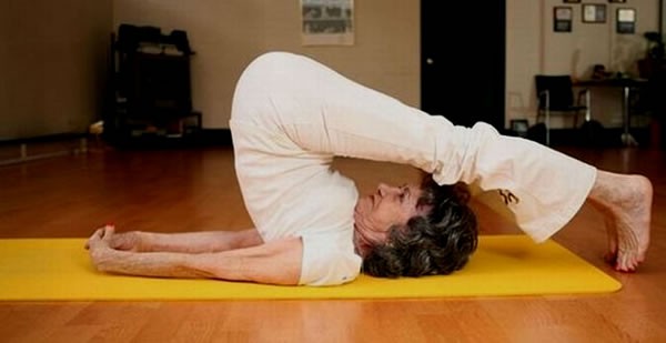 Giáo viên dạy yoga 99 tuổi chia sẻ 3 bí mật già mà dẻo, khỏe, ai nghe qua cũng quá đỗi ngạc nhiên - Ảnh 10.