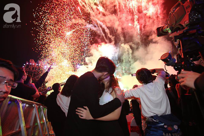 Những nụ hôn ngọt ngào, lãng mạn phát ghen của người Hà Nội trong khoảnh khắc đón năm mới - Ảnh 21.