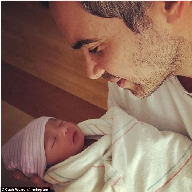 “Thiên thần bóng tối” Jessica Alba hạ sinh em bé thứ 3 ở tuổi 36 - Ảnh 2.