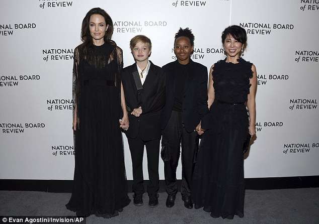 Đang bị thương, con gái Angelina Jolie vẫn vui vẻ đi dự sự kiện với mẹ - Ảnh 2.
