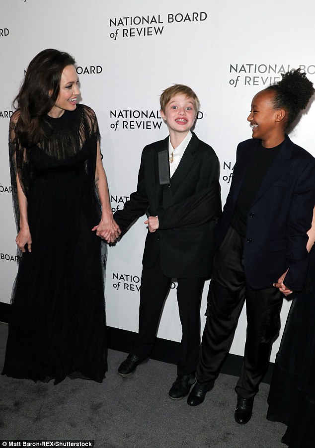 Đang bị thương, con gái Angelina Jolie vẫn vui vẻ đi dự sự kiện với mẹ - Ảnh 3. Đang bị thương, con gái Angelina Jolie vẫn vui vẻ đi dự sự kiện với mẹ - Ảnh 3.