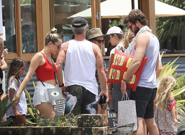 Miley Cyrus diện bikini nóng bỏng, nô đùa trên biển với bạn trai Liam Hemsworth - Ảnh 8.