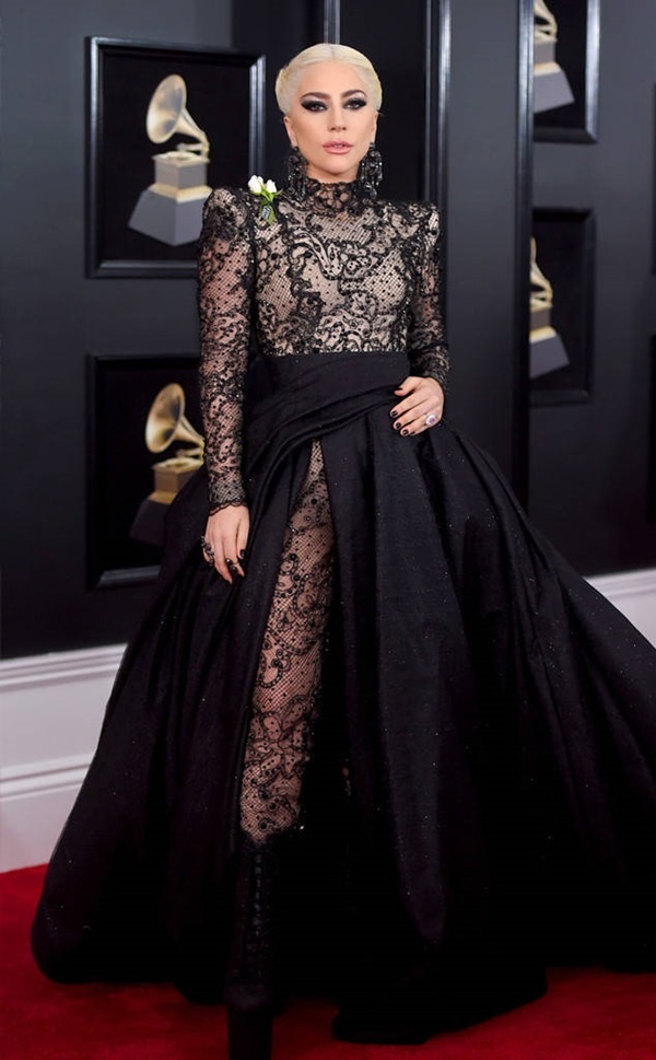 Lady Gaga, Miley Cyrus cùng nhiều nghệ sĩ mang hoa hồng trắng lên thảm đỏ Grammy 2018  - Ảnh 1.