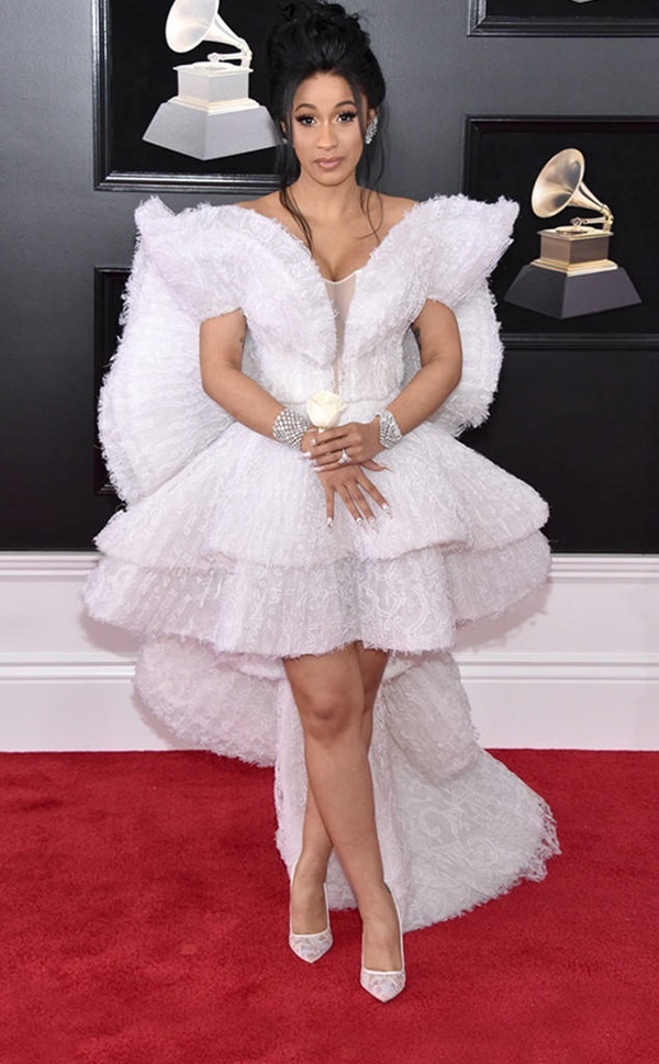 Lady Gaga, Miley Cyrus cùng nhiều nghệ sĩ mang hoa hồng trắng lên thảm đỏ Grammy 2018  - Ảnh 15.