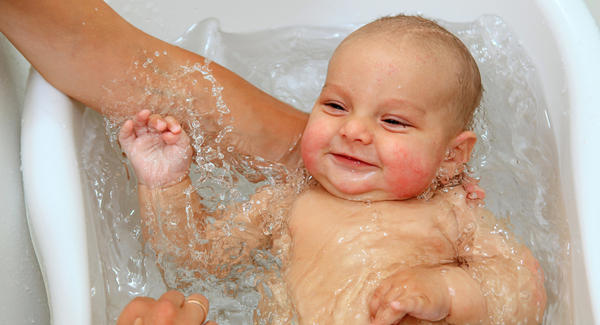 Những lưu ý khi tắm cho trẻ trong những ngày giá rét để bé không bị nhiễm lạnh - Ảnh 4.