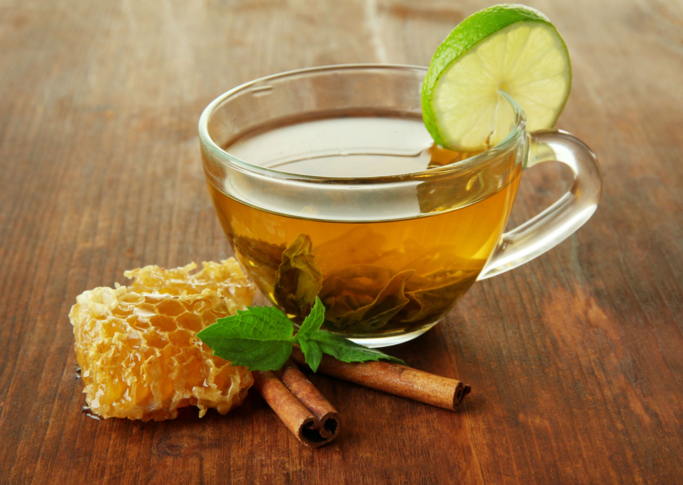 Лимон и корица пить. Чай с медом. Чай с лимоном. Чай с лимоном и медом. Чашка чая.