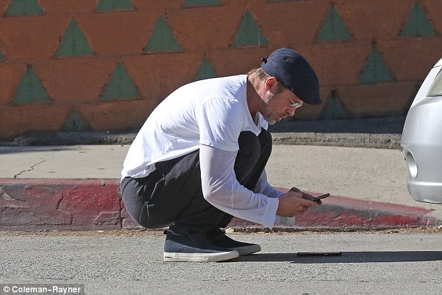 Brad Pitt già nua đến ngỡ ngàng khi xuất hiện sau sự cố va chạm xe liên hoàn - Ảnh 4.