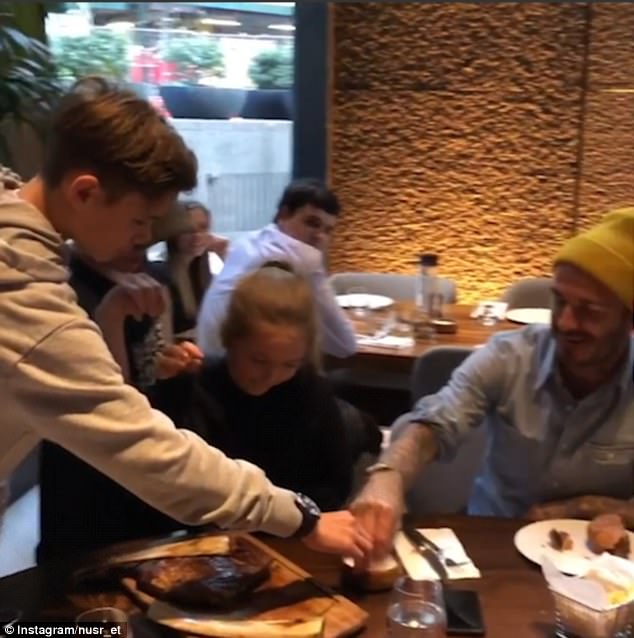 Bật cười với màn “rắc muối” bắt chước đầu bếp chuyên nghiệp của bố con David Beckham  - Ảnh 6.