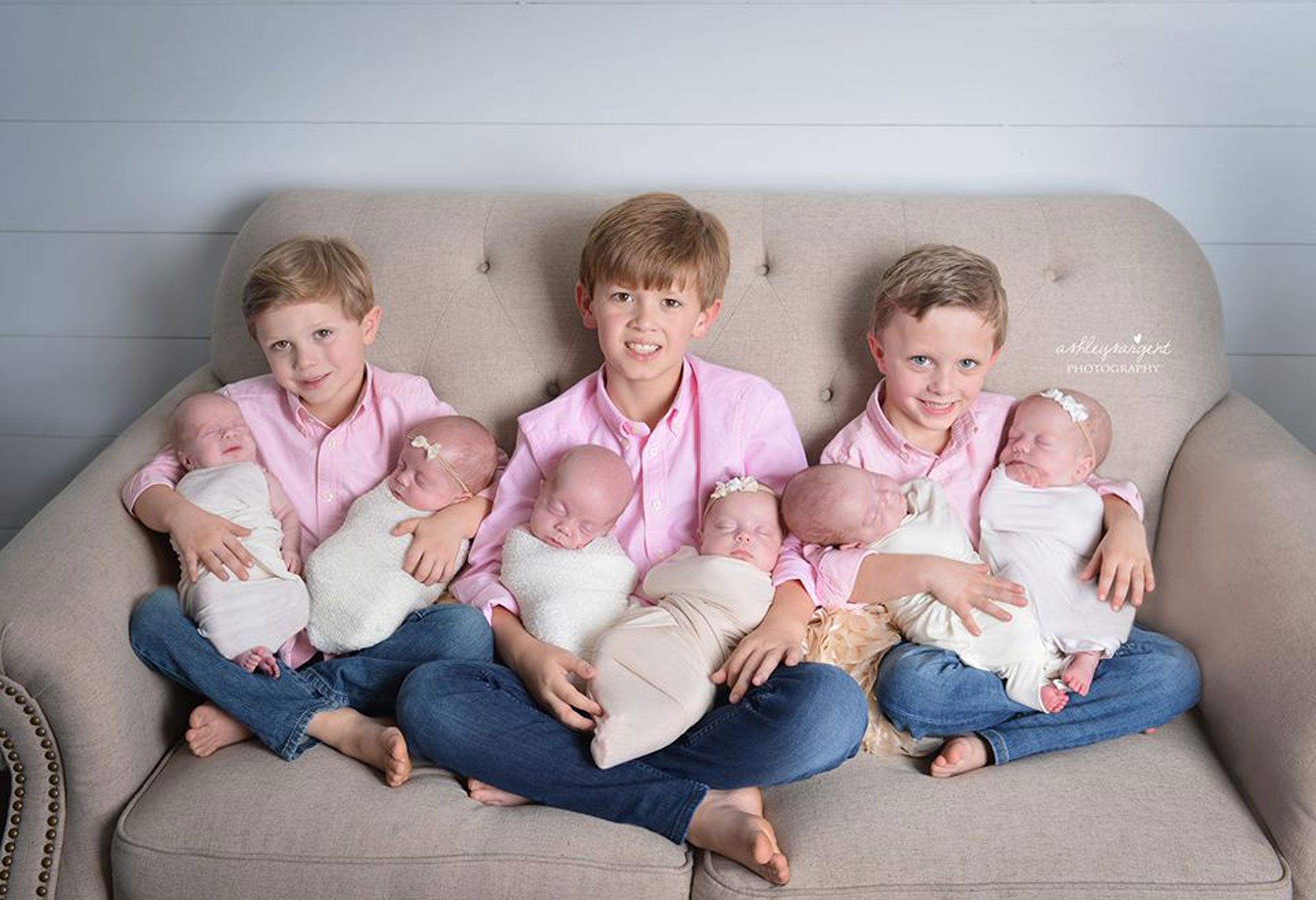 Мать родила 4 детей. Близнецы тройняшки четверняшки пятерняшки. Дети двойняшки. Семья с тройняшками. Тройняшки младенцы.