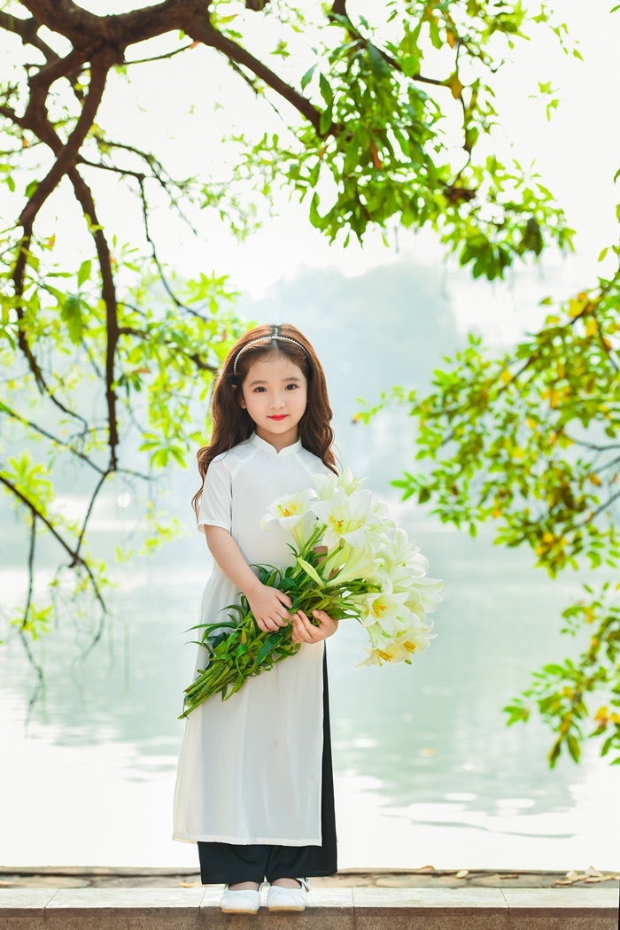 Vẻ đẹp mong manh của cô bé Hà Nội bên hoa loa kèn khiến cư dân ...