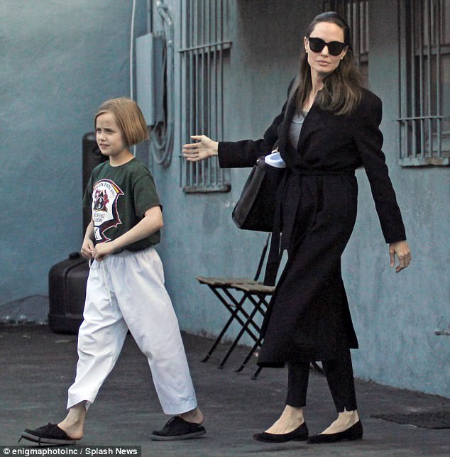 Angelina Jolie xuất hiện bình thản sau tin đồn gặp gỡ doanh nhân giàu có - Ảnh 3.