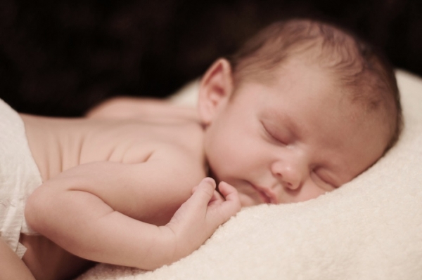 Lý do các chuyên gia Nhi khoa hàng đầu thế giới luôn khuyên cha mẹ nên đặt trẻ sơ sinh nằm ngửa khi ngủ - Ảnh 2.